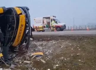 Ônibus tomba e deixa uma pessoa morta na BR-101
