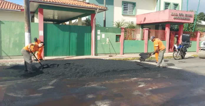 Sombrio: Lombada elevada é instalada em frente à escola no bairro São Luiz