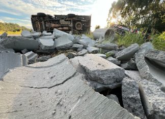 Caminhão com tubos de concreto tomba na SC-449, em Sombrio