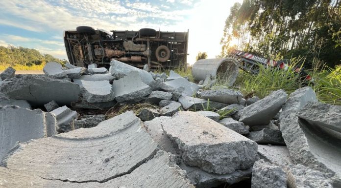 Caminhão com tubos de concreto tomba na SC-449, em Sombrio