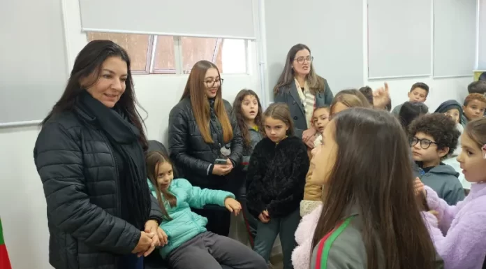 Alunos da Escola Alda Santos de Vargas conhecem funcionamento da Prefeitura de Sombrio