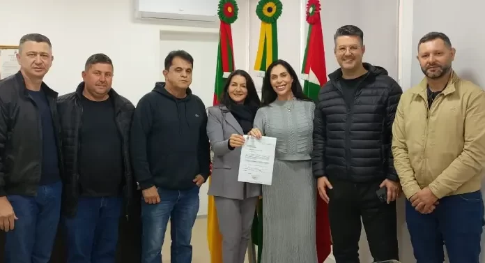 Deputada Geovania de Sá entrega emenda de R$ 200 mil para custeio da Atenção Primária à Saúde em Sombrio