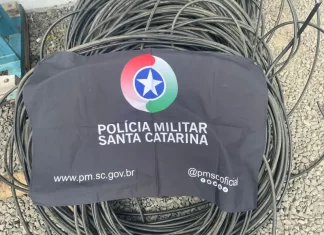 Bandidos disfarçados de técnicos são flagrados em furto de fios em Praia Grande