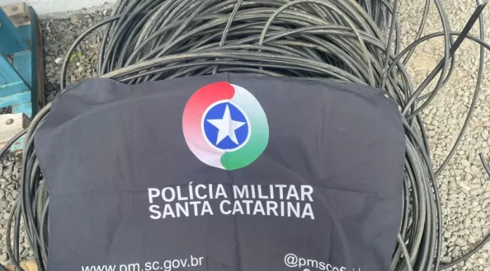 Bandidos disfarçados de técnicos são flagrados em furto de fios em Praia Grande