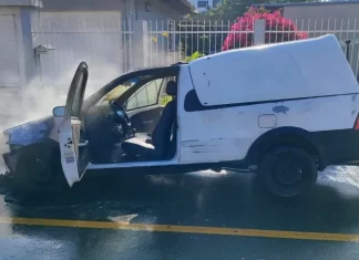 Carro pega fogo no Centro de Araranguá e mobiliza bombeiros