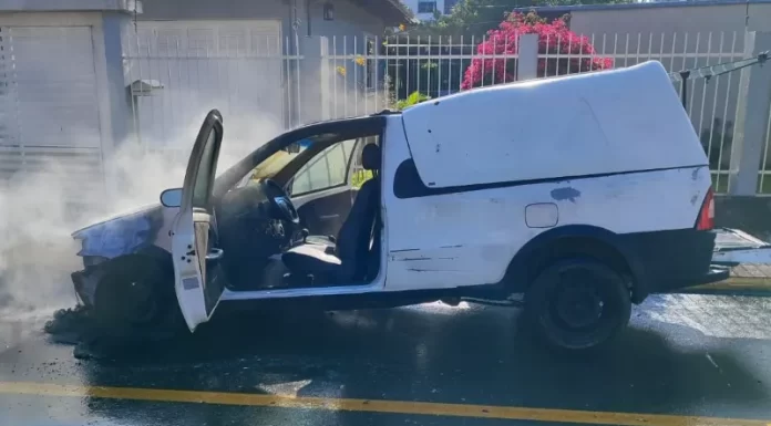 Carro pega fogo no Centro de Araranguá e mobiliza bombeiros