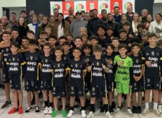 Projeto Anjos do Futsal entrega uniformes e bolas a alunos de Sombrio em noite de integração com famílias