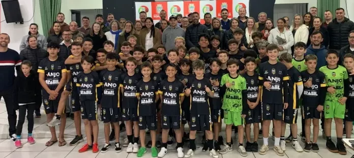 Projeto Anjos do Futsal entrega uniformes e bolas a alunos de Sombrio em noite de integração com famílias