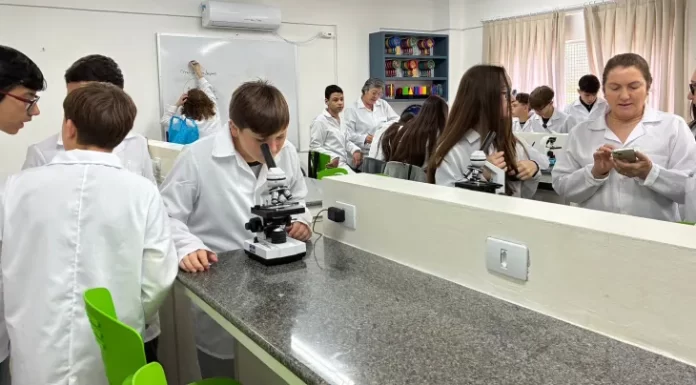 Laboratório de Ciências da Escola Alda recebe visita de estudantes do município de Ermo