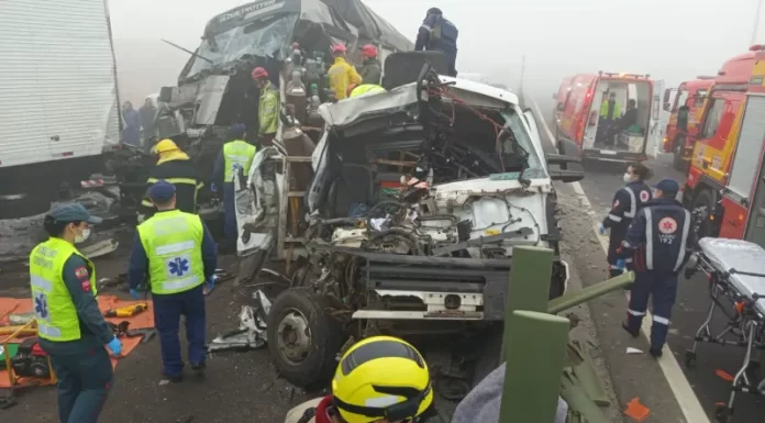 Grave acidente envolve 15 veículos na BR 101 em Sangão