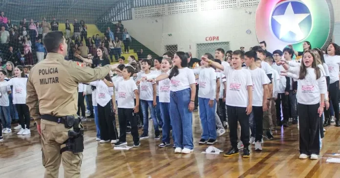 Formatura do PROERD reúne alunos das redes municipal e estadual em Praia Grande