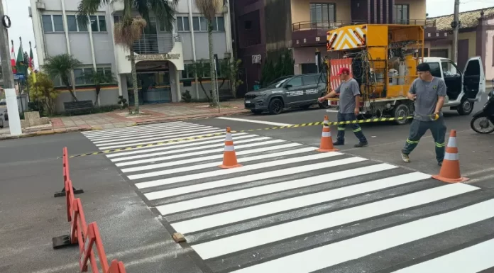 Sombrio testa novo material para pintura de faixas de pedestre em vias de maior movimento