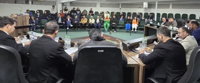 Câmara aprova Moções de Aplausos a alunos atletas da APAE e a Pugilista Sombrienses