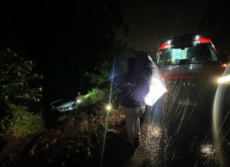 Carro despenca de barranco na SC-449 e por pouco não termina em tragédia