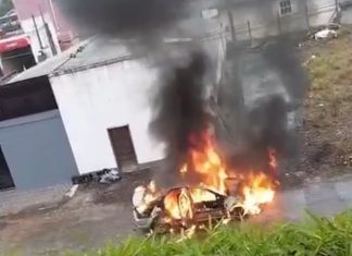 Carro pega fogo na BR-101 em Sombrio