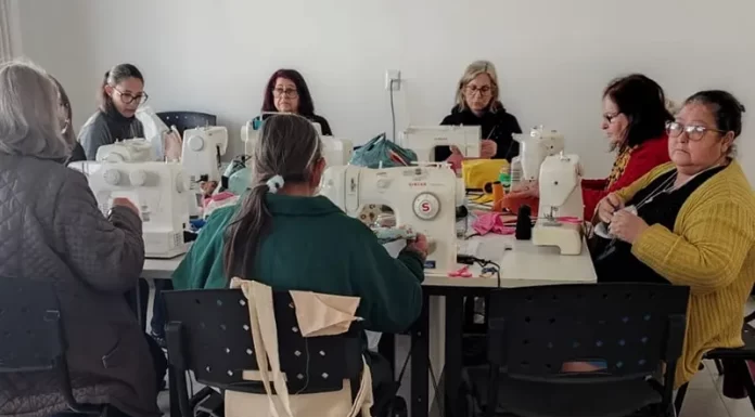 Curso gratuito de costura em artesanato é realizado em Sombrio