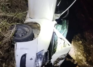 Carro sai da pista, cai em vala e deixa cinco pessoas feridas em Meleiro