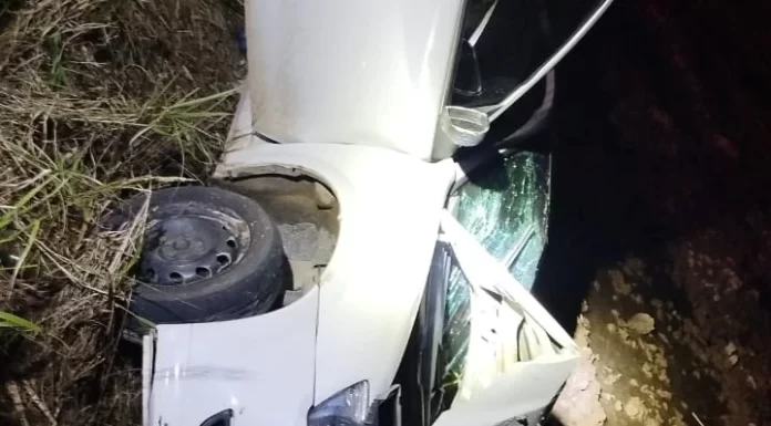 Carro sai da pista, cai em vala e deixa cinco pessoas feridas em Meleiro