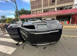 Mulher tomba veículo no centro de Araranguá