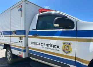 Mulher morre ajoelhada ao lado da sua bebê em casa de passagem de Araranguá