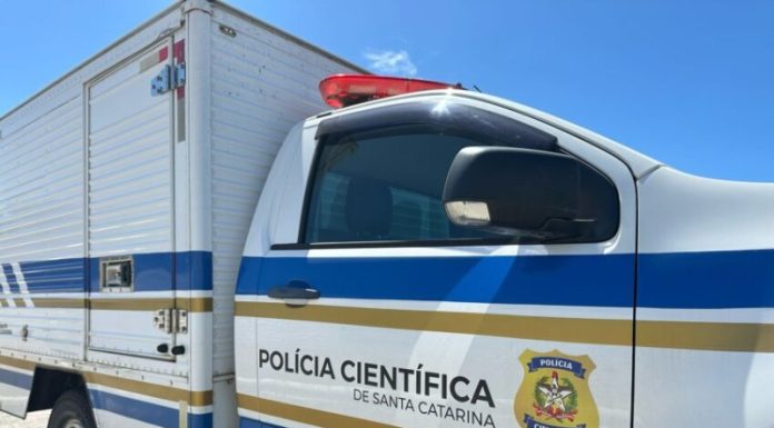 Mulher morre ajoelhada ao lado da sua bebê em casa de passagem de Araranguá