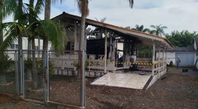 Incêndio destrói residência em Turvo