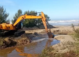 Prefeitura realiza força-tarefa para recuperar áreas afetadas pela maré alta em Balneário Gaivota