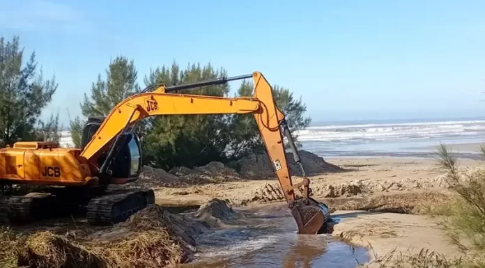 Prefeitura realiza força-tarefa para recuperar áreas afetadas pela maré alta em Balneário Gaivota