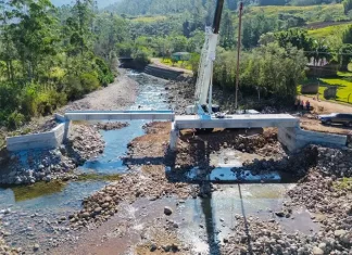 Acesso à principal trilha de Praia Grande ganha nova ponte com instalação de kit de transposição
