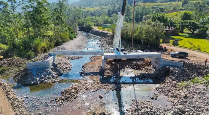 Acesso à principal trilha de Praia Grande ganha nova ponte com instalação de kit de transposição