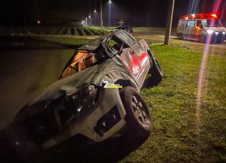 Caminhonete capota, invade propriedade e cai em açude em Turvo