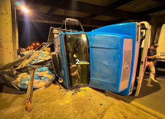Caminhão carregado de cimento tomba debaixo de viaduto da BR-101 em Santa Rosa do Sul
