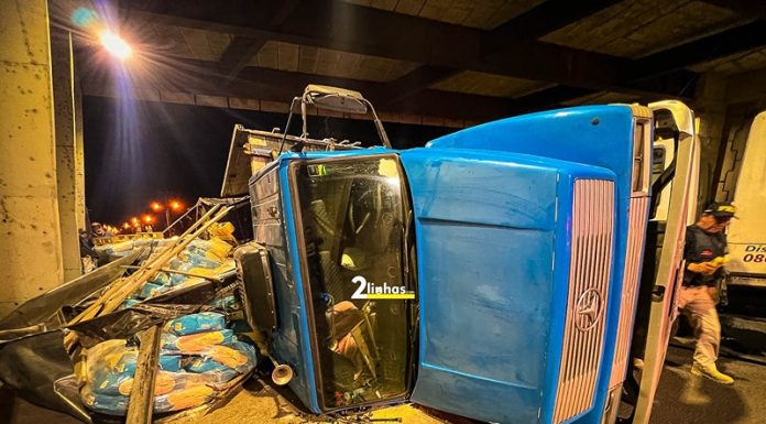 Caminhão carregado de cimento tomba debaixo de viaduto da BR-101 em Santa Rosa do Sul