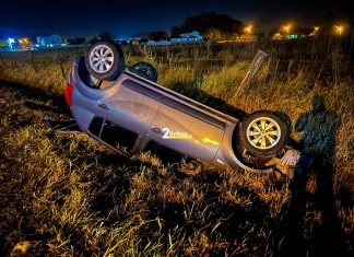 Veículo capota às margens da SC-290, em São João do Sul, e motorista fica presa nas ferragens
