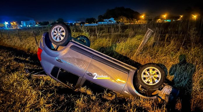 Veículo capota às margens da SC-290, em São João do Sul, e motorista fica presa nas ferragens