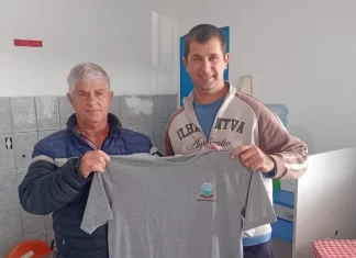 Balneário Gaivota: Servidores da Secretaria de Obras recebem novas camisetas