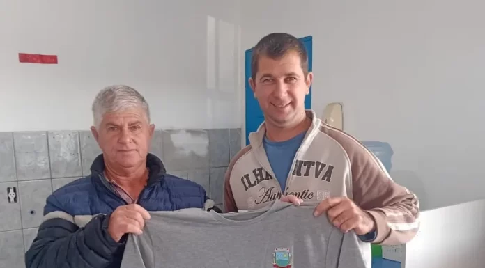 Balneário Gaivota: Servidores da Secretaria de Obras recebem novas camisetas
