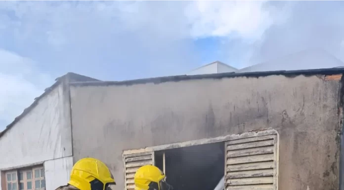 Incêndio destrói residência e mobiliza bombeiros em Araranguá