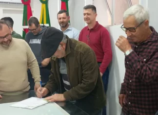 Prefeitura de Sombrio assina ordem de serviço para mais uma etapa da pavimentação na Raizeira
