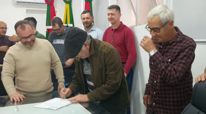Prefeitura de Sombrio assina ordem de serviço para mais uma etapa da pavimentação na Raizeira