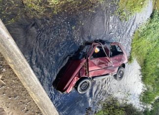 Carro capota e cai em rio de Passo de Torres