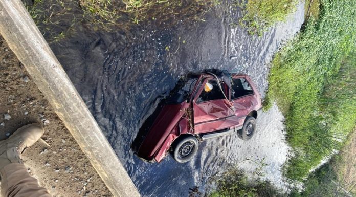 Carro capota e cai em rio de Passo de Torres