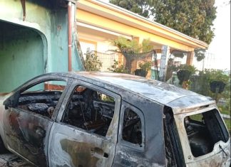 Chamas destroem carro no Centro de Torres: incêndio mobiliza bombeiros e populares