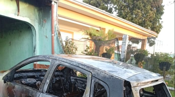 Chamas destroem carro no Centro de Torres: incêndio mobiliza bombeiros e populares