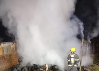 Incêndio consome residência de madeira em Passo de Torres