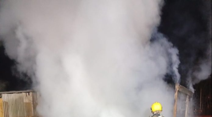 Incêndio consome residência de madeira em Passo de Torres