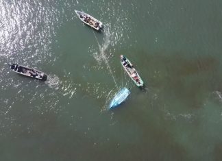 Barco afunda em Balneário Gaivota e pescadores se unem para resgatar tripulação e ajudar colega de profissão