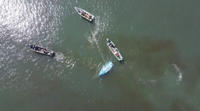 Barco afunda em Balneário Gaivota e pescadores se unem para resgatar tripulação e ajudar colega de profissão