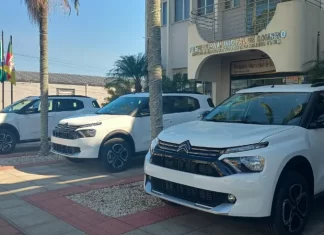 Prefeita Gislaine entrega três veículos para Saúde e Educação