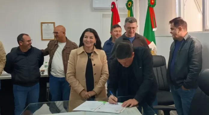 Prefeitura de Sombrio assina Ordem de Serviço para pavimentação de rua no bairro São Pedro
